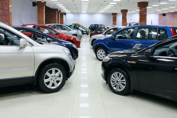 自動車販売店の店内